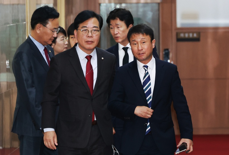 한병도 더불어민주당 원내대표(오른쪽)와 송언석 국민의힘 원내대표(왼쪽)가 4일 서울 여의도 국회의장실에서 회동 후 의장실을 나서며 대화하고 있다. / 뉴시스