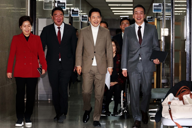 장동혁 국민의힘 대표와 최고위원들이 5일 오전 서울 여의도 국회에서 열린 최고위원회의에 참석하고 있다. 왼쪽부터 양향자 최고위원, 정희용 사무총장, 장 대표, 김민수 최고위원. / 뉴시스