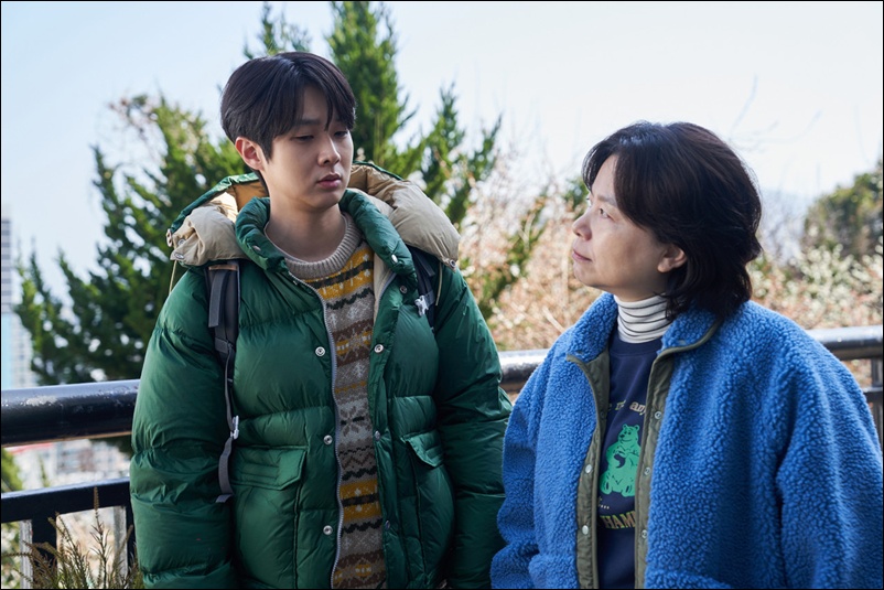 최우식(왼쪽)이 장혜진과 재회한 소감을 전했다. / 바이포엠스튜디오 