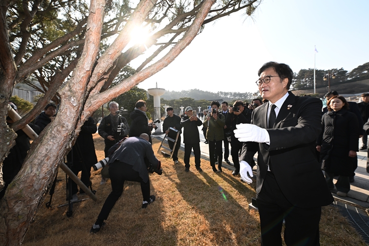 우원식 국회의장이 남은 임기 동안 역점을 둘 첫 번째 중점 과제로 ‘국민투표법 개정 및 개헌’을 꼽았다. 사진은 우 의장이 지난 4일 오후 광주 북구 운정동 국립5·18민주묘지에서 자신이 심은 기념식수를 향해 다가가고 있는 모습. / 뉴시스
