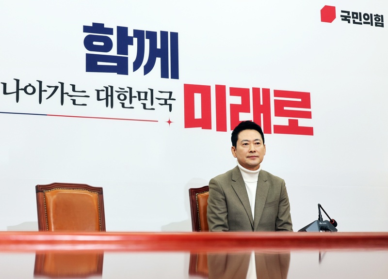 장동혁 국민의힘 당대표가 5일 서울 여의도 국회 본관에서 열린 현안 관련 기자간담회에서 당내 사퇴·재신임 요구와 관련한 입장을 밝혔다. / 뉴시스