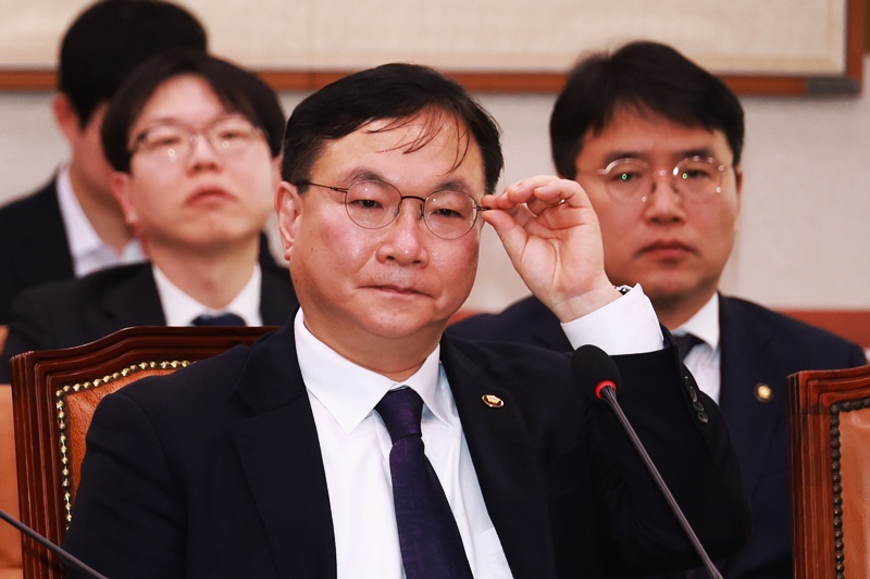 박영재 법원행정처장이 4일 국회 법제사법위원회 전체회의에 출석해 이재명 대통령 공직선거법 파기환송 판결과 관련한 의원 질의에 답변하고 있다. / 뉴시스