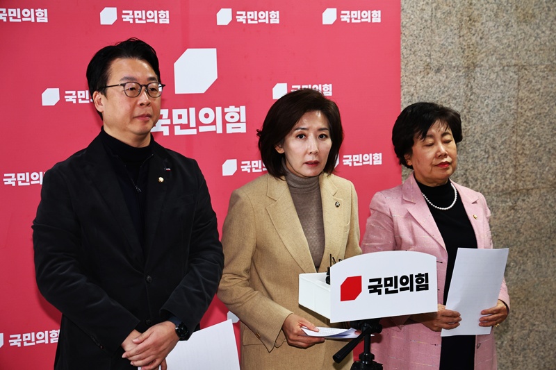 국민의힘 법사위원들이 5일 국회에서 기자회견을 열고 전날 법사위 운영을 비판하며 추미애 위원장의 사퇴를 촉구했다. / 뉴시스