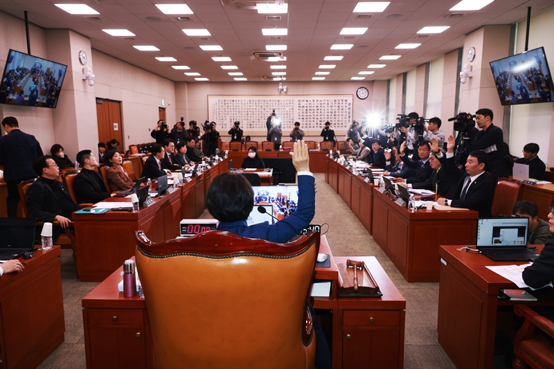 4일 국회에서 열린 법제사법위원회 전체회의에서 여야 의원들이 이재명 대통령 공직선거법 파기환송 판결을 둘러싸고 난타전을 벌였다. / 뉴시스