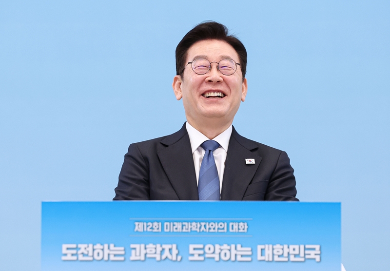 이재명 대통령이 5일 청와대에서 열린 대통령과학장학생·올림피아드 대표단 친수 및 간담회(미래 과학자와의 대화)에서 환하게 웃고 있다. / 뉴시스