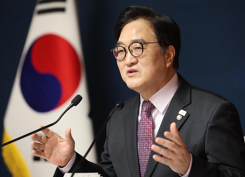 우원식 국회의장이 임기를 약 4개월 남겨두고 ‘개헌 및 국민투표법 개정’을 최대 중점 과제로 삼았다. 사진은 우 국회의장이 5일 국회 사랑재에서 신년 기자회견을 하고 있는 모습. / 뉴시스