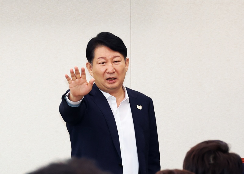 권영진 의원이 장동혁 대표의 전당원 투표 발언을 두고 “조폭식 공갈 협박”이라고 강하게 비판했다. / 뉴시스