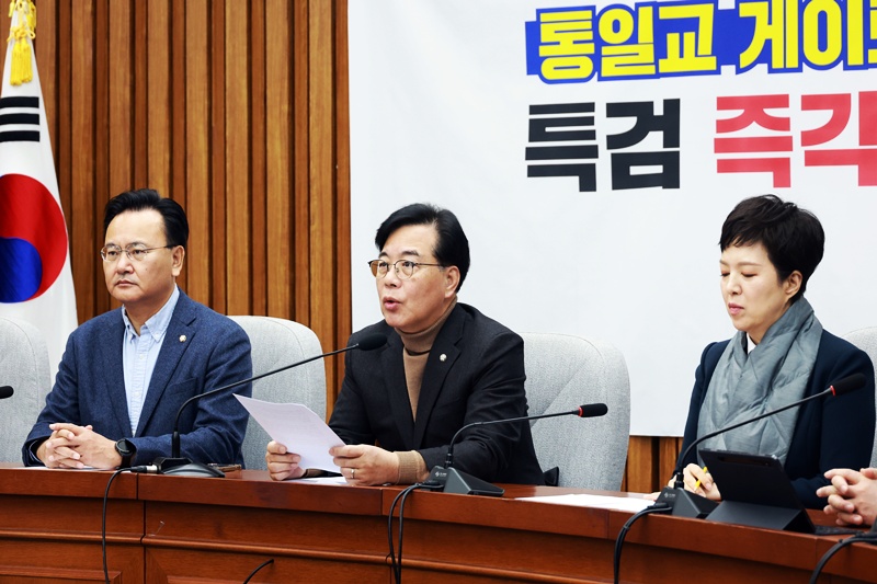 송언석 국민의힘 원내대표가 6일 서울 여의도 국회에서 열린 원내대책회의에서 발언하고 있다. / 뉴시스