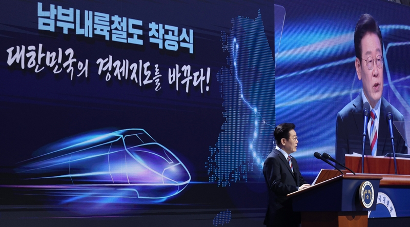 이재명 대통령이 6일 경남 거제시 견내량 인근에서 열린 남부내륙철도 착공식에서 기념사를 하고 있다. (청와대통신사진기자단) / 뉴시스