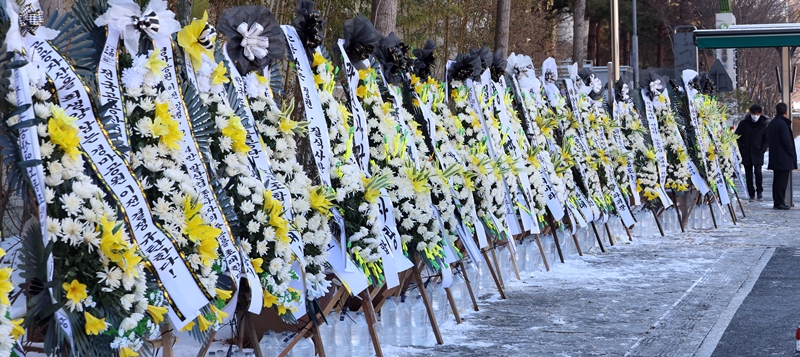 한국마사회 노조 등이 서울경마공원 이전 결정 철회를 촉구하며 보낸 근조화환이 세종시 정부세종청사 국토교통부 앞에 늘어서 있다. / 뉴시스