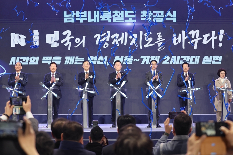 이재명 대통령이 6일 경남 거제시 견내량 인근에서 열린 남부내륙철도 착공식에서 참석자들과 기념 세리머니를 하고 있다. 왼쪽부터 이성해 국가철도공단 이사장, 박완수 경남지사, 김윤덕 국토교통부 장관, 이 대통령, 김경수 지방시대위원회 위원장, 이철우 경북지사, 김정자 거제시민. (청와대통신사진기자단) / 뉴시스