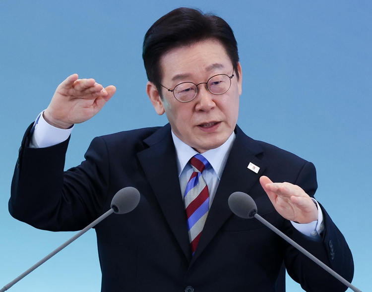 이재명 대통령이 6일 창원컨벤션센터에서 열린 '경남의 마음을 듣다' 타운홀 미팅에서 발언하고 있다. (청와대통신사진기자단) / 뉴시스