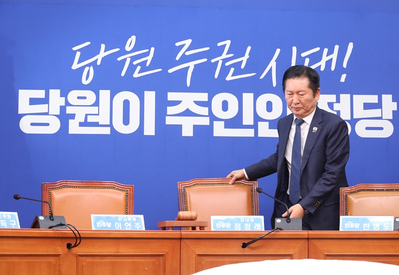 조국혁신당과의 ‘합당 추진’을 두고 더불어민주당의 갈등이 이어지던 상황에서 이른바 ‘합당 문건’이 공개되며 내홍이 커지고 있다. 사진은 정청래 대표가 6일 국회에서 열린 최고위원회의에 참석을 하고 있는 모습. / 뉴시스