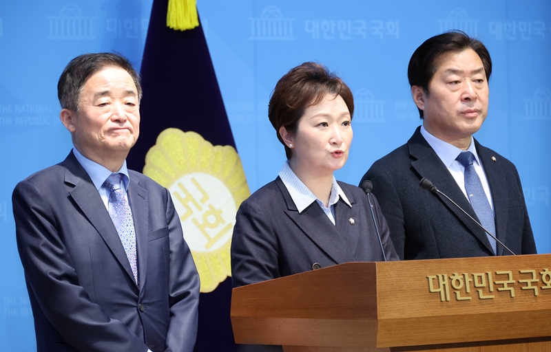 이언주 더불어민주당 최고위원이 6일 국회 소통관에서 조국혁신당과의 합당 추진 사태와 관련해 정청래 대표에게 합당 철회와 해명을 요구하고 있다. 왼쪽부터 강득구, 이언주, 황명선 최고위원. / 뉴시스