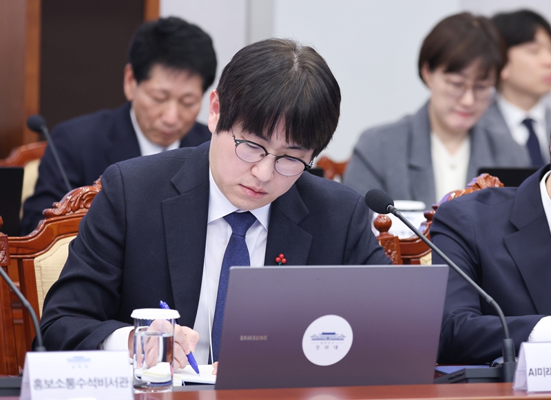 하정우 AI미래기획수석이 지난 1월 8일 청와대에서 열린 수석보좌관회의에서 메모를 하고 있다. (청와대통신사진기자단) / 뉴시스