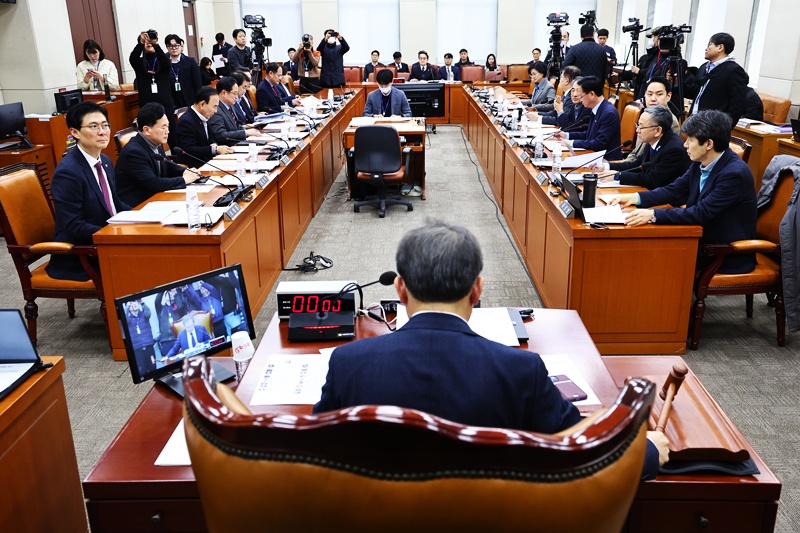 국회는 지난해 12월 정치개혁특별위원회를 더불어민주당 9명, 국민의힘 8명, 비교섭단체 1명 등 총 18명으로 구성하기로 합의했다. 위원장은 더불어민주당 송기헌 의원이, 간사는 더불어민주당 윤건영 의원과 국민의힘 조정훈 의원이 맡았다. 올해 1월 첫 회의를 시작한 정개특위는 선거구 관련 법률 개정과 선거구획정 절차를 일정 내에 마무리해야 하는 과제를 안고 있다. / 뉴시스