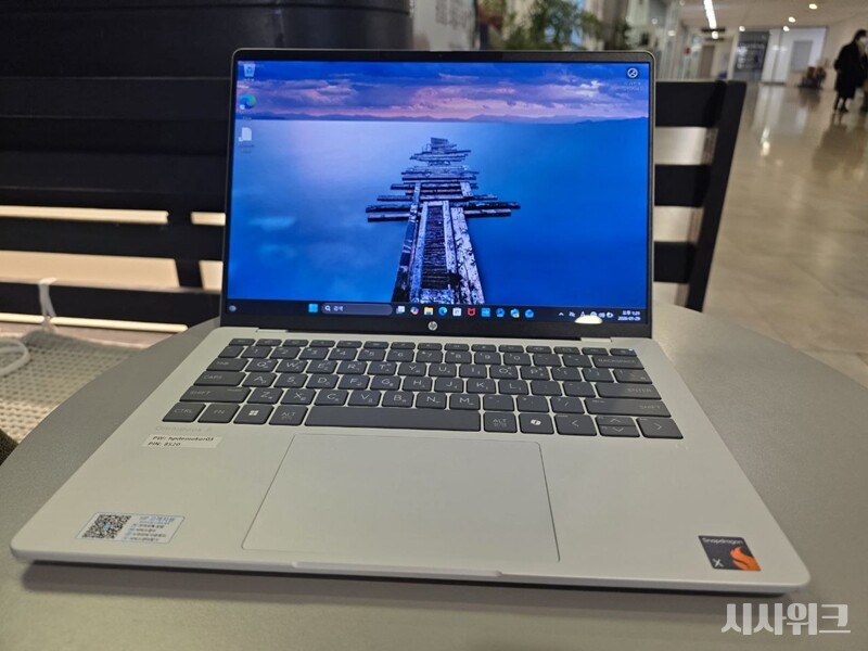 HP OmniBook 5의 디스플레이는 14인치 OLED 디스플레이가 탑재됐다. 화면비는 16대 10으로 넓어 영상 콘텐츠를 즐기기에 편리했다. 해상도(WUXGA)는 1920x1200로 사진 작업 등에도 이미지 픽셀이 깨지지 않았다. 300nits(휘도)의 밝기는 약간 어두운 사무실, 카페, 강의실 등에서도 무난히 사용 가능했다./ 사진=박설민 기자