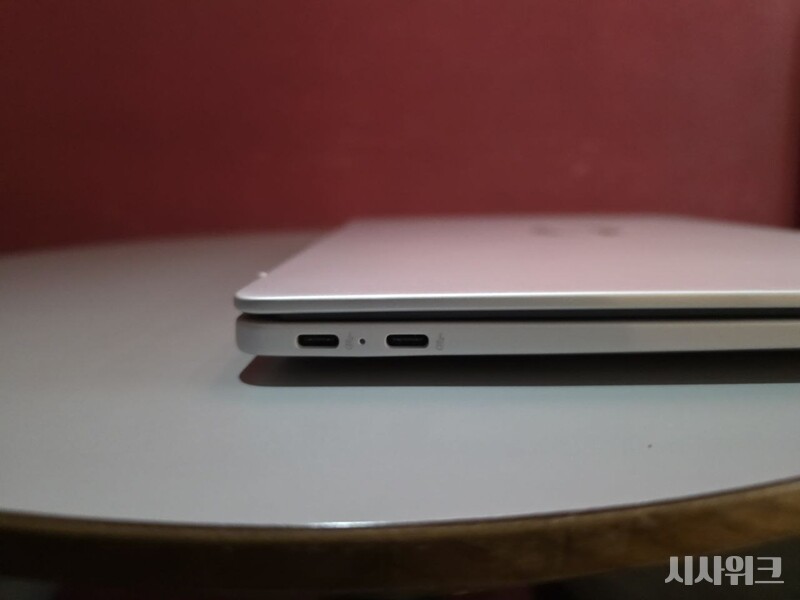 충전 포트는 스마트폰과 마찬가지로 C타입을 사용했다. C타입 충전포트는 2개로 충전과 스마트폰용 USB 케이블 연결을 동시에 할 수 있었다. 이와 함께 일반 A타입 포트가 적용됐다./ 사진=박설민 기자