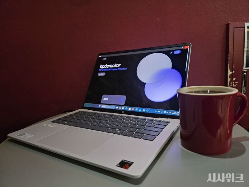 새학기 선물로 인기가 높은 것은 ‘IT전자기기’다. 특히 ‘인공지능(AI)’이 일상에 자리 잡으면서 스마트폰과 노트북, 태블릿 등 최신 IT기기는 단순 선물을 넘어 학습, 업무의 필수품이 되고 있다. 그런 의미에서 기자가 소개할 최신 노트북 모델 ‘HP OmniBook 5’는 적합한 제품이 될 것으로 기대된다./ 사진=박설민 기자