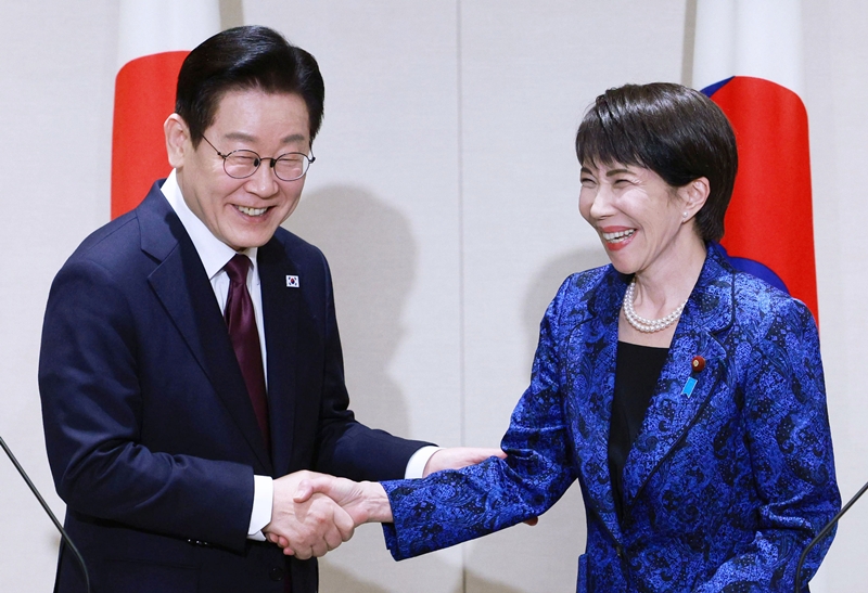 이재명 대통령과 다카이치 사나에 일본 총리가 지난달 13일(현지시간) 나라현 회담장에서 한일 공동언론발표를 마친 뒤 악수하고 있다. / 뉴시스