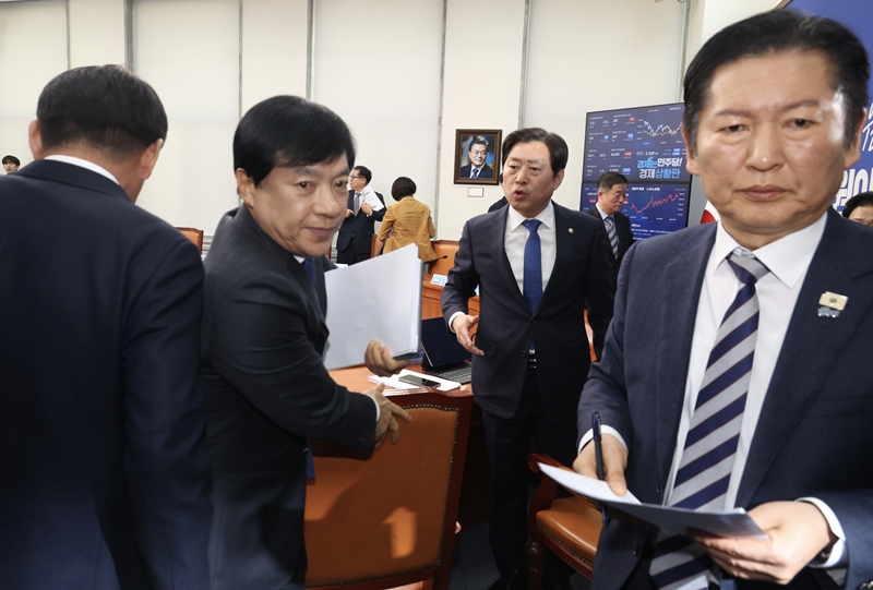 정청래 더불어민주당 대표가 2차 종합 특검 후보 추천 논란에 대해 사과하는 등 수습에 나섰지만, 당내 반발은 이어지고 있다. 사진은 황명선 최고위원이 9일 국회에서 열린 최고위원회의를 마치고 이성윤 최고위원에게 ‘2차특검 후보 전준철 변호사 추천’ 관련 사과를 요청하며 항의하고 있는 모습. / 뉴시스