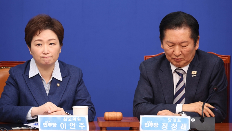 정청래 더불어민주당 대표는 2차 종합 특검 추천 논란과 관련해 연일 사과하며 자세를 낮추고 있다. 사진은 정 대표와 이언주 최고위원이 9일 국회에서 열린 최고위원회의에서 잠시 생각에 잠겨 있는 모습. / 뉴시스