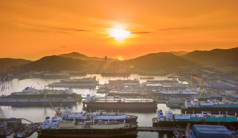 K-조선은 친환경·고부가가치 선박 수주로 3~4년 치 일감을 확보한 상황이며, 한미 양국이 핵추진 잠수함 건조 협력을 공식화해 해양 방산 분야로 영역을 넓히는 등 새로운 성장 국면에 진입하고 있다. 이에 이재명 대통령은 10일 국무회의에서 조선업 고용 구조를 점검하며 성장의 과실 분배 필요성을 강조했다. / 뉴시스