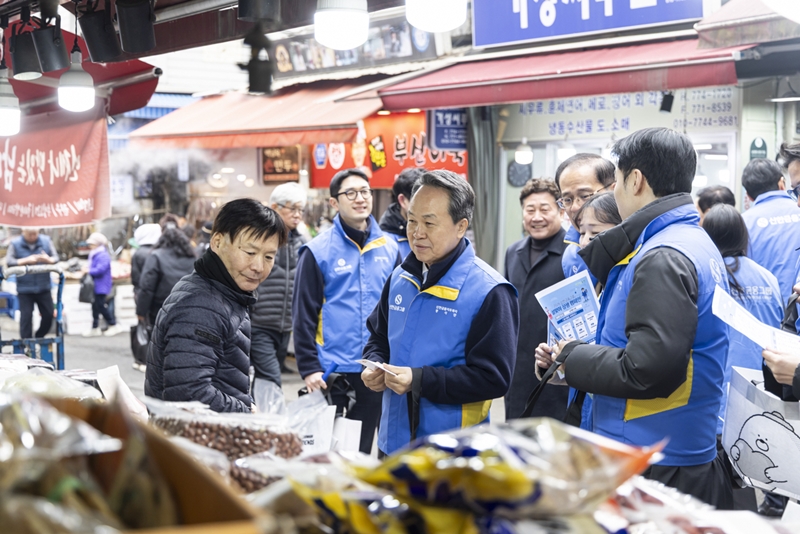 신한금융그룹은 지난 9일부터 11일까지 민족 최대 명절 설을 맞아 그룹 임직원 2,000여 명이 참여하는 ‘희망을 나누는 설맞이 상생 캠페인’을 실시한다고 10일 밝혔다. 사진은 10일 행사에 참석한 진옥동 신한금융그룹 회장과 임직원들이 봉사활동 하는 모습. / 신한금융그룹 