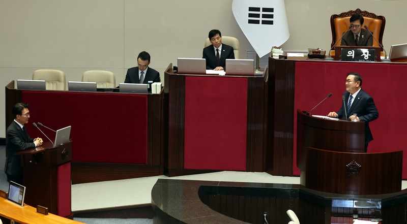 김민석 국무총리가 10일 오후 국회에서 열린 본회의 경제 분야 대정부질문에서 김태년 더불어민주당 의원 질문에 답변을 하고 있다. / 뉴시스