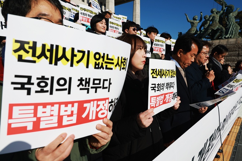 지난해 12월 조국 조국혁신당 대표와 염태영 더불어민주당 의원, 윤종오 진보당 원내대표 등 참가자들이 서울 여의도 국회에서 전세사기특별법 개정안 연내 처리 촉구 기자회견을 하고 있는 모습이다. / 뉴시스