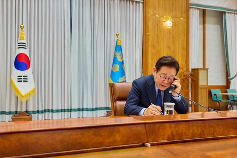 이재명 대통령이 10일 청와대에서 마크 루터 북대서양조약기구(NATO) 사무총장과 통화하고 있다. (사진=청와대 제공) / 뉴시스