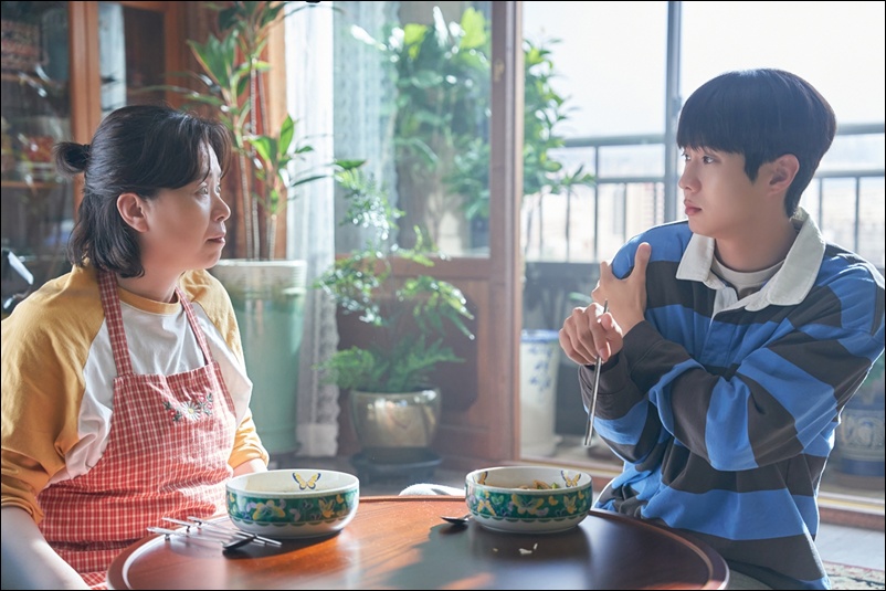 ‘기생충’ 이후 다시 모자로 재회한 장혜진(왼쪽)과 최우식. / 바이포엠스튜디오