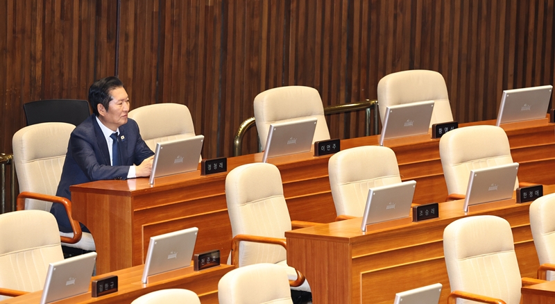 정청래 더불어민주당 대표가 추진하던 ‘지방선거 전 조국혁신당(혁신당)과의 합당’이 결국 무산됐다. 사진은 정 대표가 지난 10일 오후 국회에서 열린 본회의에서 생각에 잠겨 있는 모습. / 뉴시스