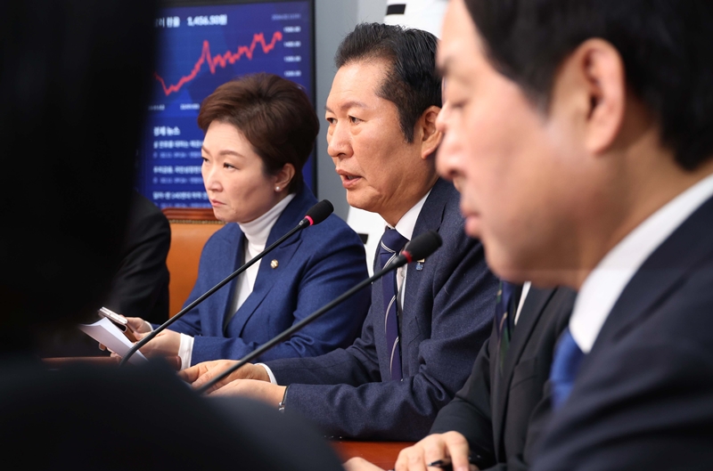 조국혁신당과의 합당 추진 논란에 2차 종합 특검 추천 논란까지 겹치며 정청래 더불어민주당 대표의 리더십에 타격을 입었다는 평가가 나오고 있다. 사진은 정 대표가 11일 국회에서 열린 최고위원회의에서 발언을 하고 있는 모습. / 뉴시스