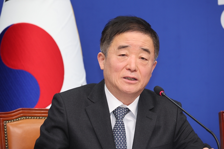 강득구 더불어민주당 최고위원이 11일 오전 서울 여의도 국회에서 열린 최고위원회의에서 발언을 하고 있다. / 뉴시스