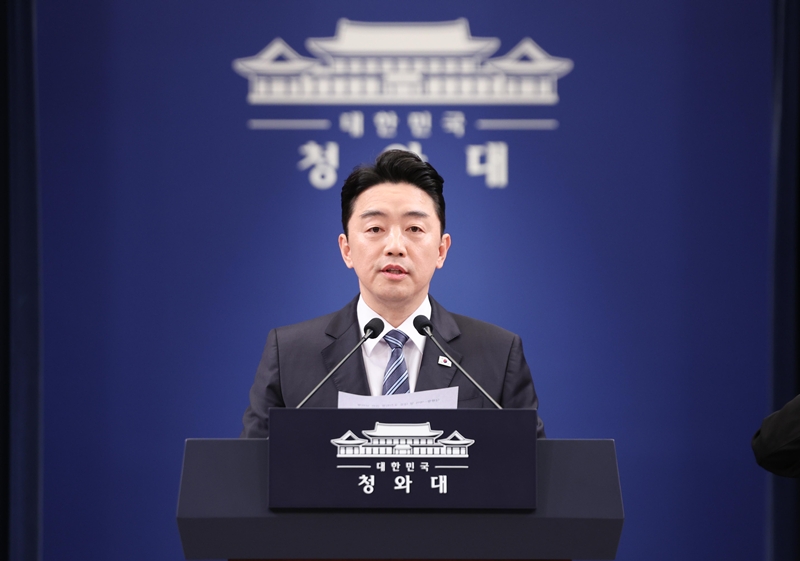 강훈식 대통령 비서실장이 11일 청와대 춘추관에서 여야 양당 대표 초청 오찬 회동 관련 브리핑을 하고 있다. (청와대통신사진기자단) / 뉴시스