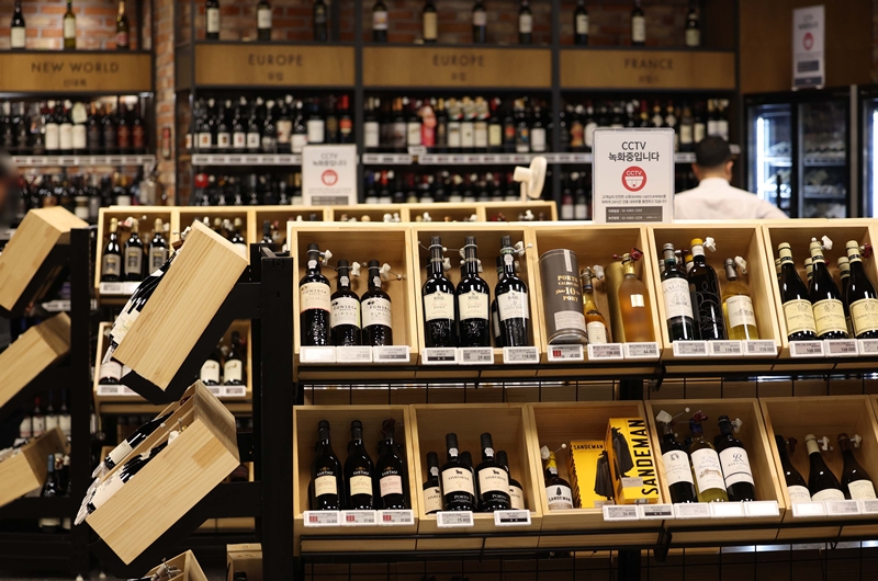 코로나19 사태 여파로 2021년 정점을 찍었던 국내 와인시장 규모는 이후 뚜렷한 내리막길을 걷고 있다. /뉴시스