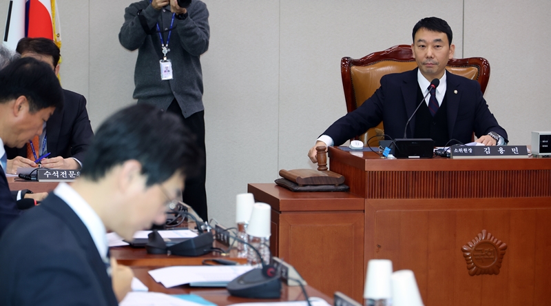 더불어민주당 소속 김용민 국회 법제사법위원회 법안심사제1소위원회 위원장이 11일 오전 국회에서 재판소원 허용법(헌법재판소법 개정안) 심사를 위해 열린 소위원회에서 의사봉을 두드리고 있다. / 뉴시스