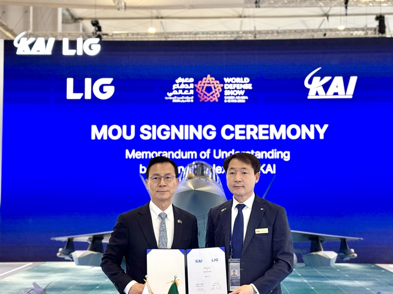 (왼쪽부터) LIG넥스원 신익현 대표이사와 KAI 차재병 대표이사./ KAI