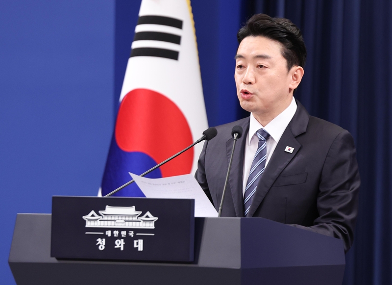 강훈식 대통령 비서실장이 11일 청와대 춘추관에서 여야 양당 대표 초청 오찬 회동 관련 브리핑을 하고 있다. (청와대통신사진기자단) / 뉴시스