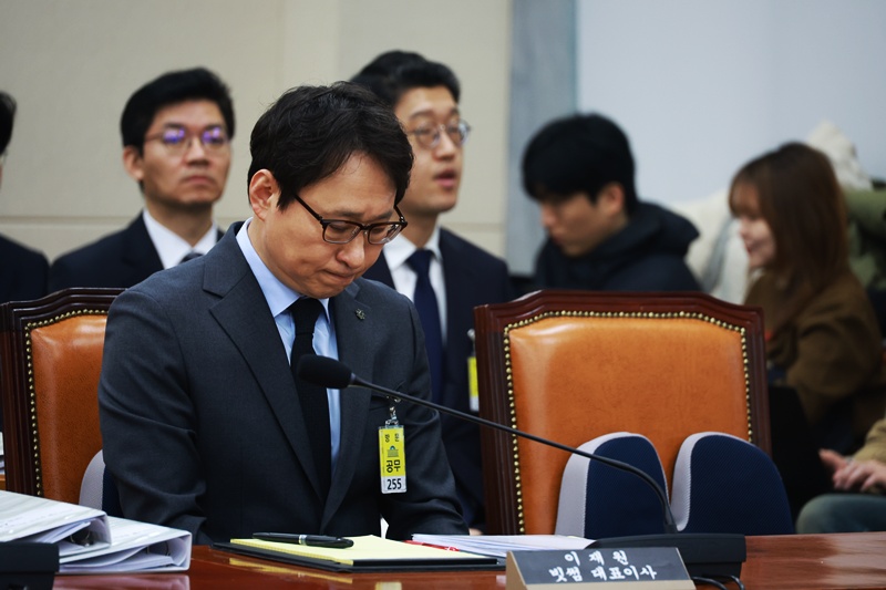 이재원 빗썸 대표이사가 11일 서울 여의도 국회에서 열린 정무위원회의 빗썸 관련 긴급 현안질의에서 시작 전 대기하고 있다. / 뉴시스