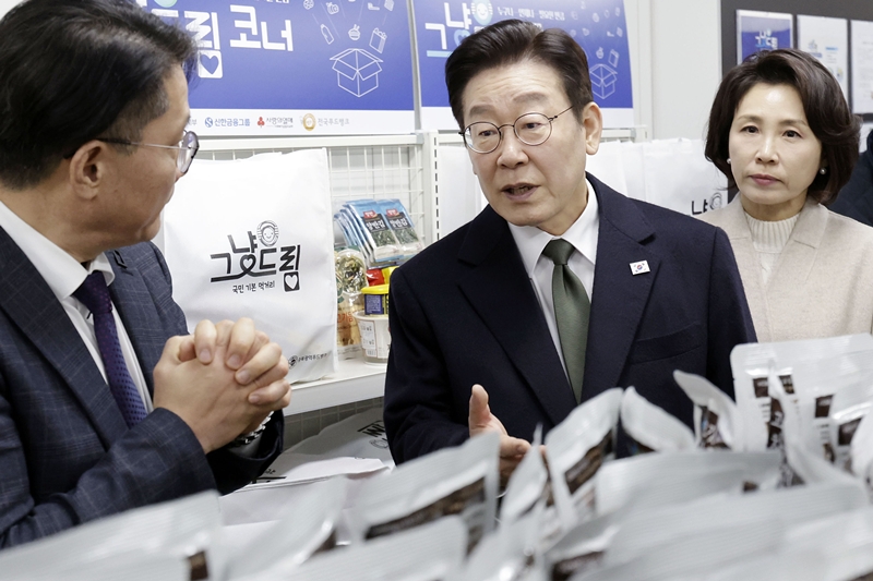 이재명 대통령과 김혜경 여사가 11일 충북 충주시 충주시건강복지타운 내 그냥드림 코너를 방문해 운영 현황을 점검하고 있다. '그냥드림'은 정부가 생계에 어려움을 겪는 국민을 위해 기본 먹거리·생필품을 지원하는 사업이다. / 뉴시스