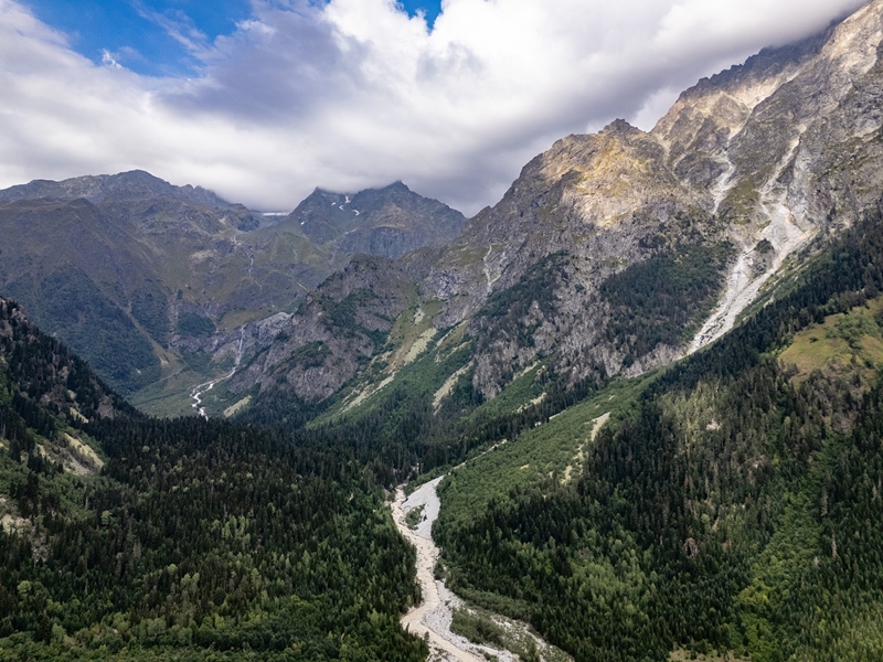 중앙아시아 3개국 패키지 첫 도착지인 카자흐스탄 알마티에서는 ‘중앙아시아의 그랜드 캐니언’으로 불리는 차른 계곡(사진) 트레킹 일정이 포함됐다. / 롯데관광개발