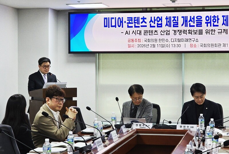 권호상 디지털미래연구소 대표(단상)가 11일 국회에서 열린 ‘AI 시대 콘텐츠 산업 경쟁력 확보를 위한 규제 혁신 방안’ 포럼에서 개회사를 하고 있다. / 사진=김두완 기자