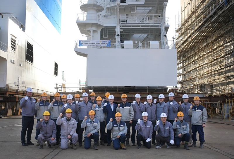  HJ중공업은 유럽 선주사로부터 기 수주한 7,900TEU급 친환경 컨테이너선 8척의 거주구(데크 하우스, Deck House) 블록을 대선조선에 위탁 제작 중이라고 밝혔다. 사진 뒷줄 왼쪽에서 11번째 HJ중공업 유상철 대표, 12번째 대선조선 권민철 대표. / HJ중공업