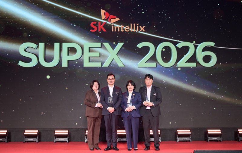 SK인텔릭스가 지난 10일, 서울시 광진구에 위치한 그랜드 워커힐 서울 비스타홀에서 구성원 간 소통과 화합을 위한 ‘SUPEX 2026’을 개최했다고 11일 밝혔다. 사진은 SK인텔릭스 ‘SUPEX 2026’ 수상자. (좌로부터 구미동부지국 권현주 지국팀장, SK인텔릭스 안무인 대표이사, 광주송정지국 이은정 지국장, 전주덕진지국 이용호 MC) / SK인텔릭스