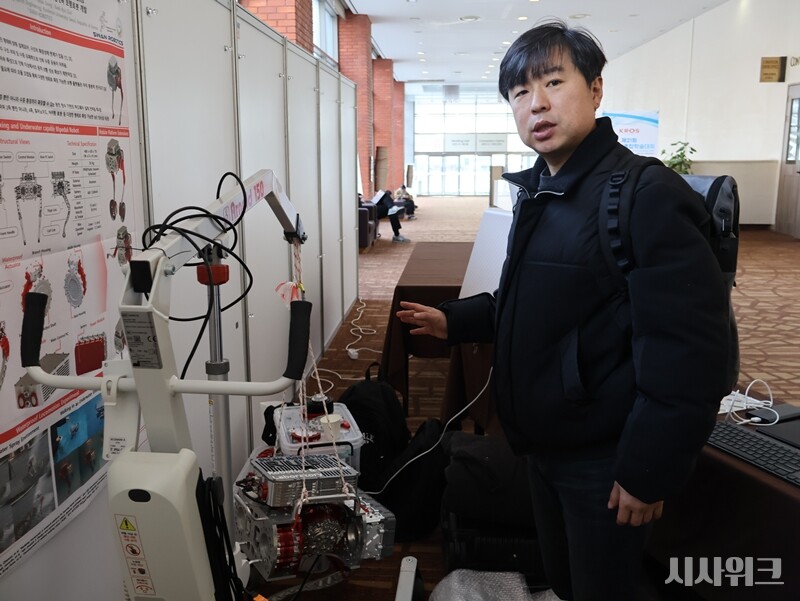   이족보행로봇 ‘루비(RUBI)’에 대해 설명하는 조백규 국민대학교 기계공학부 교수의 모습./ 사진=박설민 기자