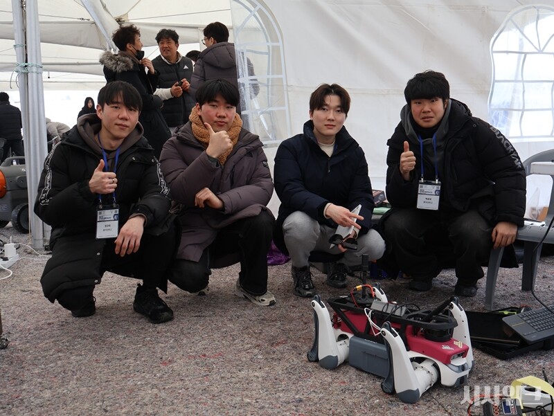 이번 대회 우승을 차지한 홍익대학교 ‘ROMODOG(김동건, 백승태, 이상희, 정규태, 최영민)팀’과 로봇 ‘로모도그’./ 사진=박설민 기자