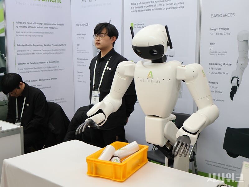 학회 내부에 마련된 기업들의 로봇 전시회. 사진은 ‘에이로봇’에서 개발한 휴머노이드로봇./ 사진=박설민 기자