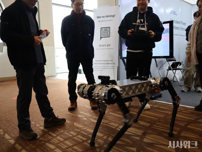 ‘라이온로보틱스’에서 개발한 4족보행로봇. 약 30~40kg의 짐도 거뜬히 운반 가능하다고 한다./ 사진=박설민 기자
